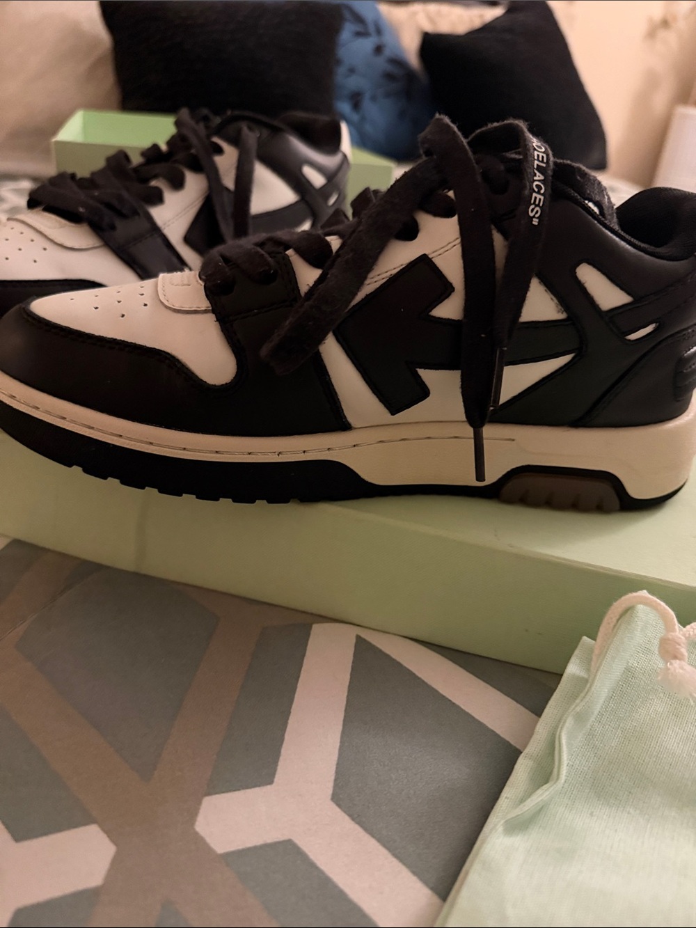 Off-White Black and White Low-Top Arrow Sneakers